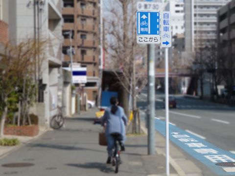 歩道を走る自転車