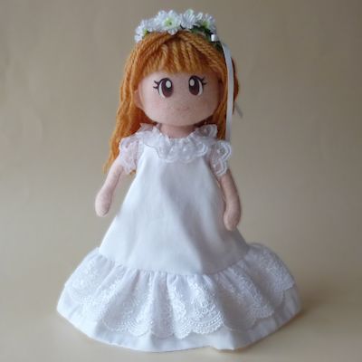 白いドレスを着た人形